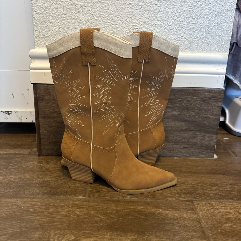 Chic Western Tan Heeled Boots